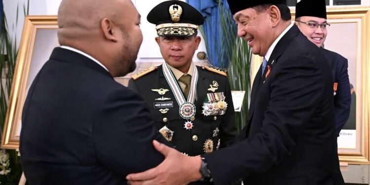 Dihadiri Menteri Pertahanan Sjafrie Sjamsoeddin. Presiden Prabowo menganugerahkan gelar Pahlawan Nasional kepada sepuluh tokoh bangsa
