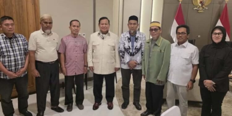 Presiden Prabowo Subianto memberikan rehabilitasi kepada dua guru asal Kabupaten Luwu Utara, Sulawesi Selatan, Abdul Muis dan Rasnal,
