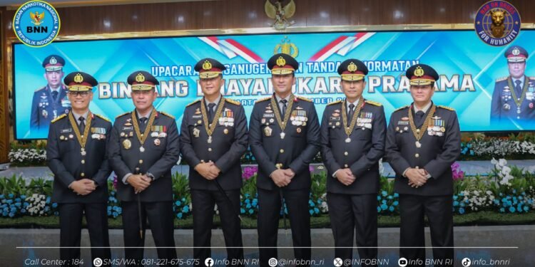 KEPALA BNN RI RAIH TANDA KEHORMATAN BINTANG BHAYANGKARA PRATAMA DARI KAPOLRI