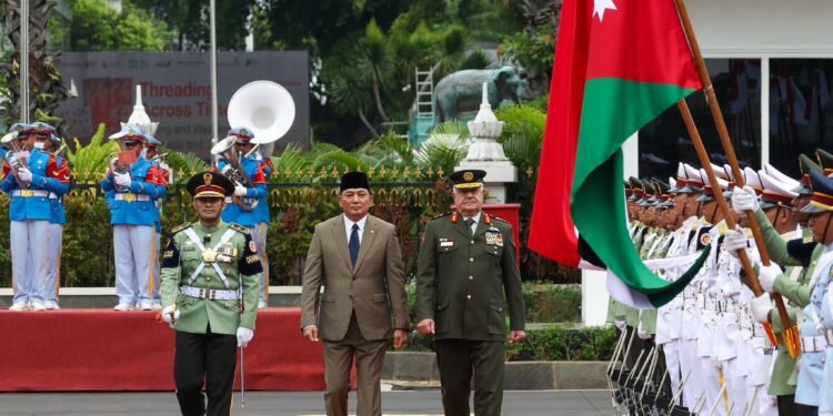 Menteri Pertahanan Sjafrie Sjamsoeddin menerima kunjungan kehormatan Chairman of the Joint Chiefs of Staff of the Jordan Armed Forces, H.E. Major General Yousef Ahmad Al-Hunaeti, beserta delegasi Yordania