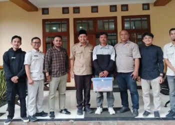 Jual Gorengan Keliling Sambil Kuliah, Mahasiswa Garut Ini Dapat Hadiah Wisuda dari Prabowo