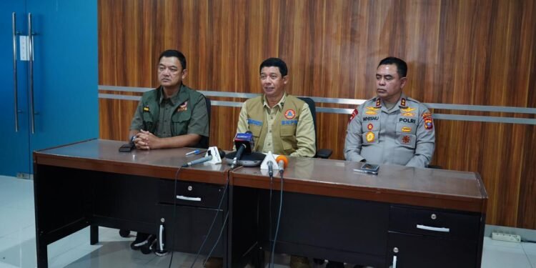 Kepala Badan Nasional Penanggulangan Bencana (BNPB) Letjen TNI Dr. Suharyanto S.Sos., M.M., menyampaikan perkembangan penanganan bencana hidrometeorologi yang melanda Provinsi Sumatera Utara,