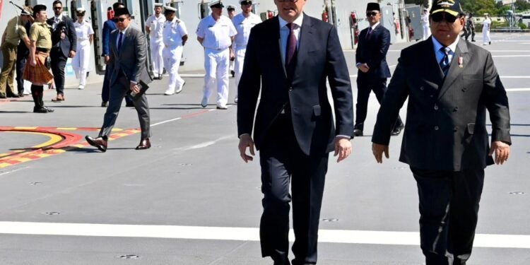 Presiden Prabowo Subianto meninjau langsung Kapal HMAS Canberra di Garden Island Naval Base, Australia, pada Rabu, 12 November 2025.