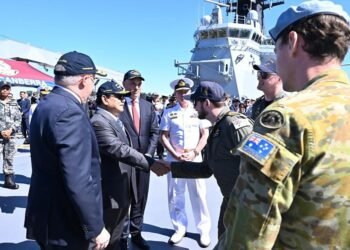 Presiden RI Prabowo Subianto meninjau langsung Kapal HMAS Canberra di Garden Island Naval Base, Australia,