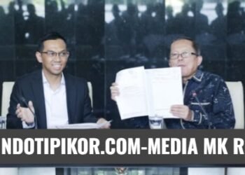 Hakim Konstitusi Arsul Sani meluruskan tudingan ijazah palsu dalam konferensi pers di Gedung 1 MK,