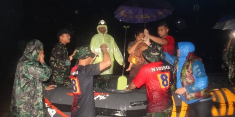 TAK KENAL LELAH, DI HARI KE-12 PASCA BANJIR PRAJURIT MARINIR TERUS BERJIBAKU BANTU WARGA TERDAMPAK