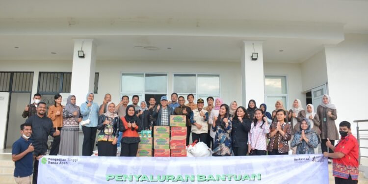 Ketua PT Banda Aceh Salurkan Bantuan Untuk 11 Pengadilan Terdampak Banjir