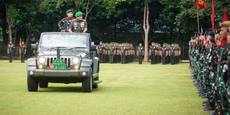 Wakasad membacakan amanat Kepala Staf Angkatan Darat (Kasad) yang menegaskan bahwa Hari Juang TNI AD merupakan momentum refleksi jati diri prajurit sebagai tentara rakyat,