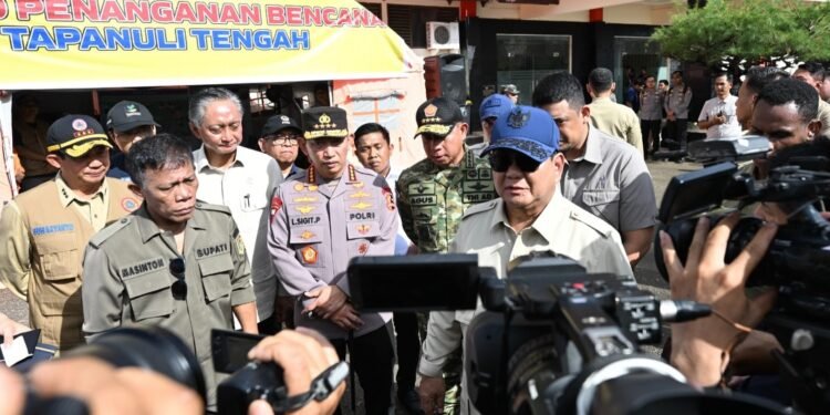 Kementerian PU  terus melakukan pembukaan akses jalan yang tertutup oleh tanah longsor dan material banjir