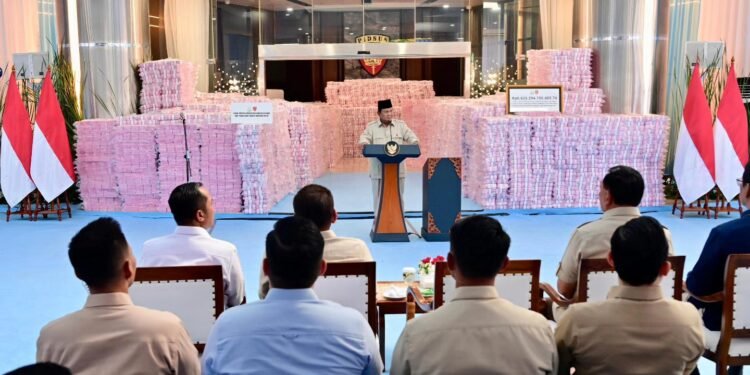 Presiden Prabowo Subianto menyaksikan penyerahan laporan capaian hasil Satuan Tugas Penertiban Kawasan Hutan (Satgas PKH) dan penyelamatan keuangan negara tahun 2025