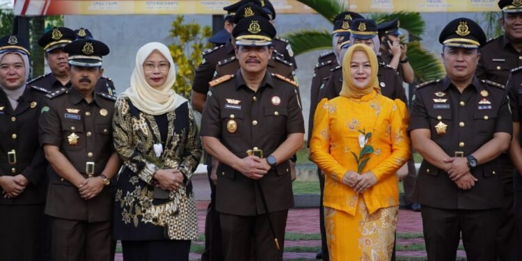 Pimpin Upacara Hari Ibu Ke-97, Kajati Kepri Ajak Perkuat Kolaborasi Wujudkan Kesetaraan Gender.