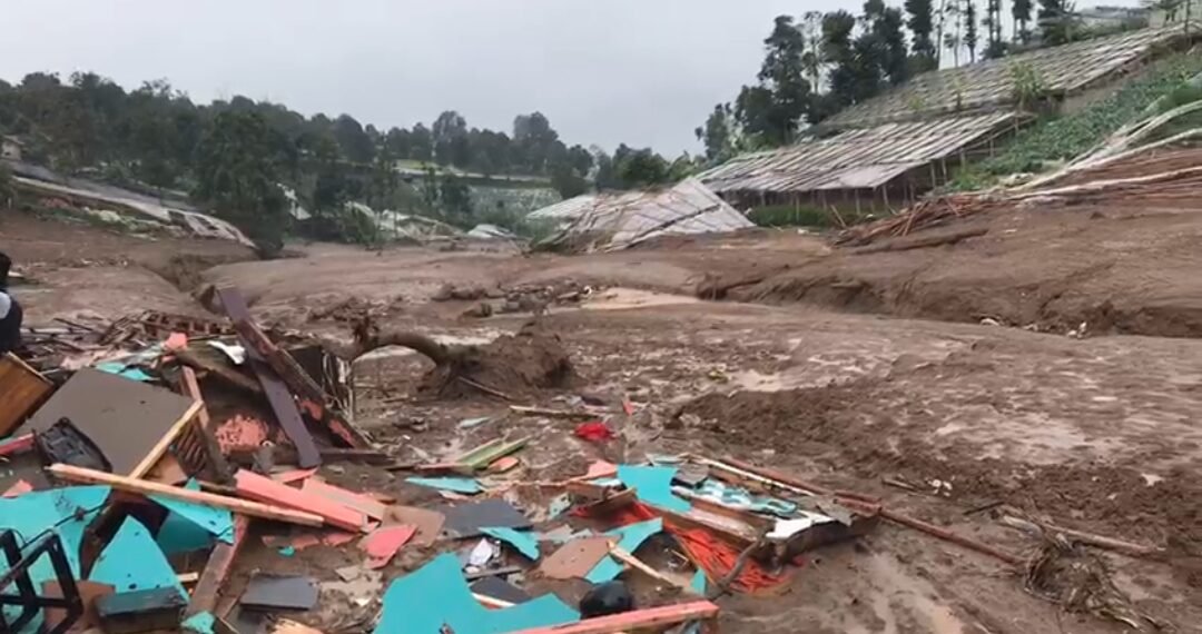 Bencana tanah longsor terjadi di kaki Gunung Burangrang, tepatnya di Kampung Babakan Pasirkuning RT 05 RW 11, Desa Pasirlangu, Kecamatan Cisarua, Kabupaten Bandung Barat,