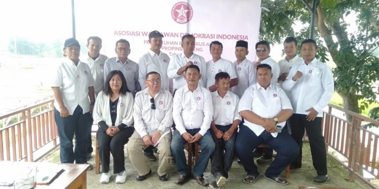 DPP ASOSIASI WARTAWAN DEMOKRASI INDONESIA SERAHKAN MANDAT DAN KUKUHKAN DPW PROVINSI AWDI JAWA TENGAH.