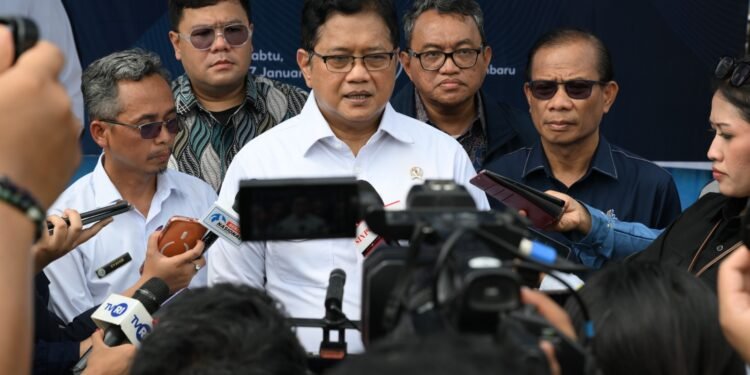 Kunjungi BPPMT Pekanbaru, Wamen Viva Yoga Tinjau Berbagai Demplot Pertanian dan Perikanan