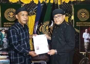 Keraton Kasepuhan Cirebon mengeluarkan surat keputusan resmi untuk mengangkat Raden Haji Wahyu (0wner Durian Kujang Ciamis) sebagai Ketua Pemangku Adat Wilayah Ciamis Raya.