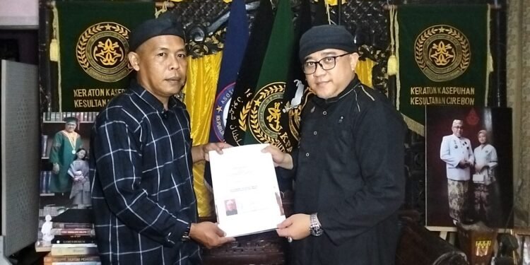 Keraton Kasepuhan Cirebon mengeluarkan surat keputusan resmi untuk mengangkat Raden Haji Wahyu (0wner Durian Kujang Ciamis) sebagai Ketua Pemangku Adat Wilayah Ciamis Raya.