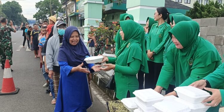 Hangatnya Tangan-Tangan Persit di Jumat Berkah: Berbagi Nasi Box, Menyulam Kepedulian di Jantung Kota Tasikmalaya