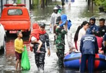 Gerak Cepat TNI Evakuasi Warga Terjebak Banjir di Denpasar
