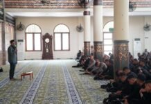 Perkuat Iman dan Ketakwaan, Korbrimob Polri Gelar Binrohtal di Masjid Agung Kelapadua