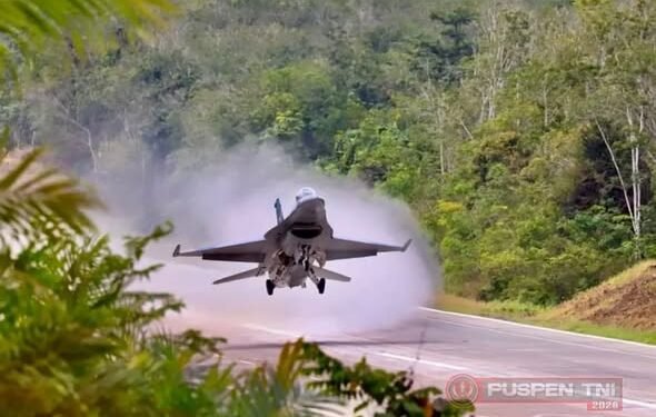 TNI Berhasil Laksanakan Uji Coba Pendaratan F-16 dan Super Tucano di Ruas Tol JTTS Lampung