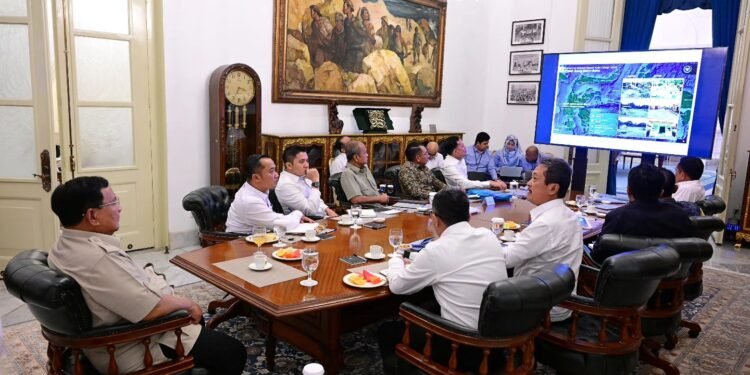 Presiden Prabowo Subianto memimpin rapat terbatas pada Kamis, 12 Februari 2026, guna membahas percepatan pembangunan Kampung Nelayan Merah Putih.