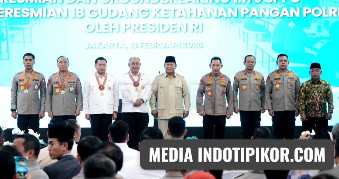 Presiden RI Jenderal TNI (Purn.) H. Prabowo Subianto, menganugerahkan tanda kehormatan negara kepada para penggerak Program Makan Bergizi Gratis (MBG)