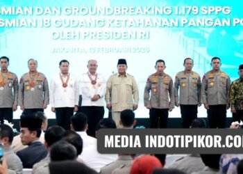 Presiden RI Jenderal TNI (Purn.) H. Prabowo Subianto, menganugerahkan tanda kehormatan negara kepada para penggerak Program Makan Bergizi Gratis (MBG)