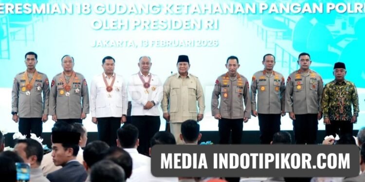 Presiden RI Jenderal TNI (Purn.) H. Prabowo Subianto, menganugerahkan tanda kehormatan negara kepada para penggerak Program Makan Bergizi Gratis (MBG)