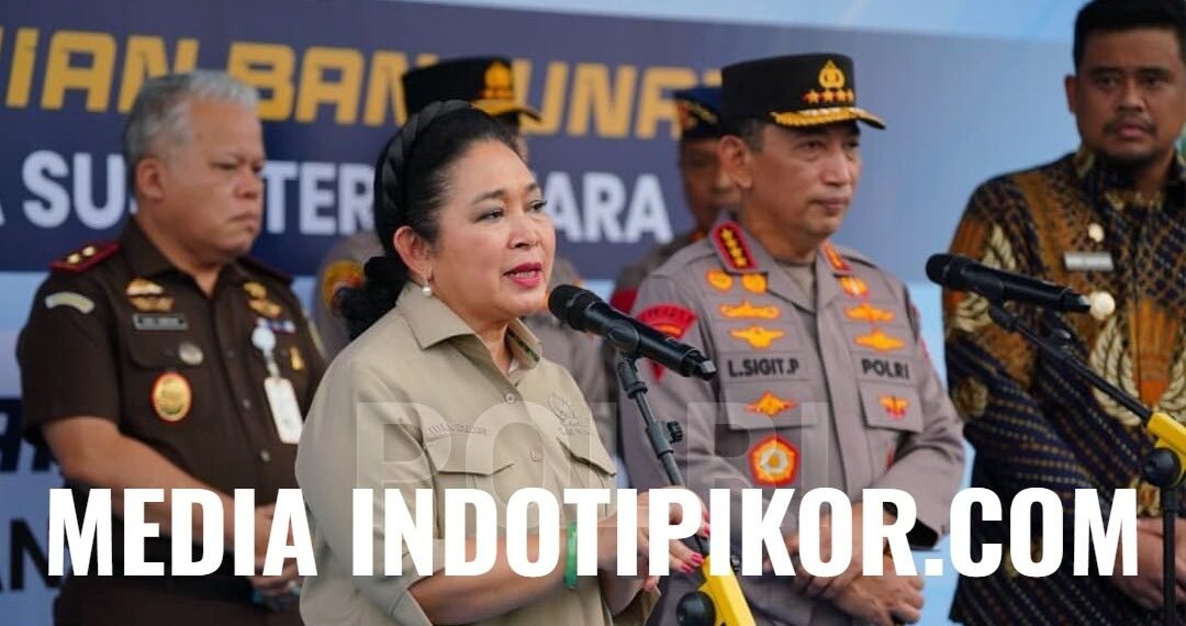 Kapolri Jenderal Polisi Drs. Listyo Sigit Prabowo, M.Si., melepas 22 kontainer bantuan kemanusiaan Polri untuk masyarakat terdampak bencana di Aceh,