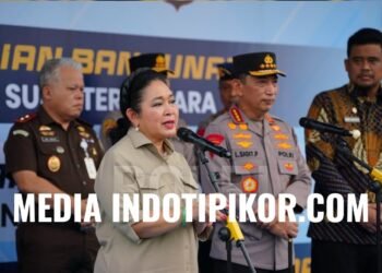 Kapolri Jenderal Polisi Drs. Listyo Sigit Prabowo, M.Si., melepas 22 kontainer bantuan kemanusiaan Polri untuk masyarakat terdampak bencana di Aceh,