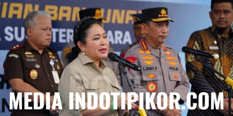 Kapolri Jenderal Polisi Drs. Listyo Sigit Prabowo, M.Si., melepas 22 kontainer bantuan kemanusiaan Polri untuk masyarakat terdampak bencana di Aceh,