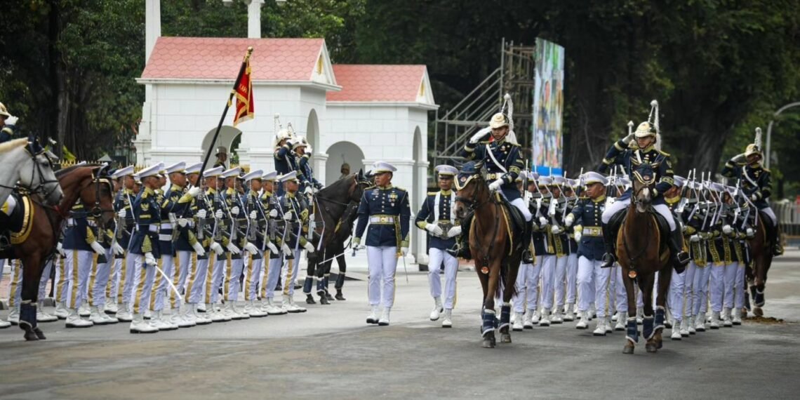 Upacara Serah Terima Pengawal Istana Kepresidenan oleh Paspampres (Pasukan Pengamanan Presiden).