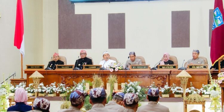 Bupati Ciamis H. Herdiat Sunarya turut hadir bersama Gubernur Jawa Barat, para kepala daerah atau yang mewakili dari wilayah sekitar seperti Bupati Pangandaran dan Bupati Kuningan