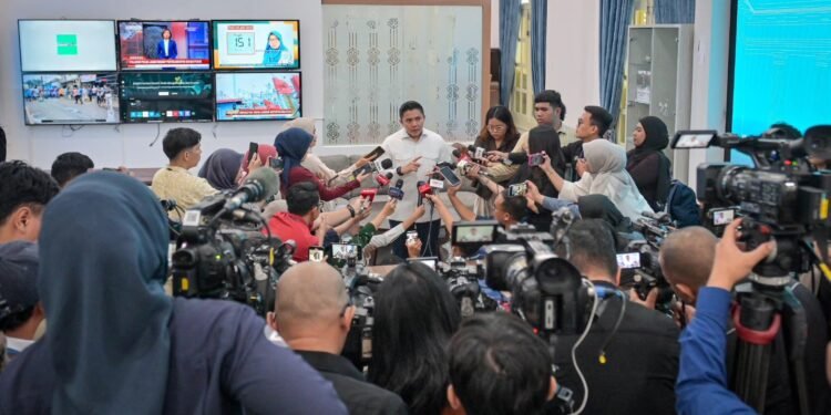 Terkait isu luar negeri, beredar kabar bahwa Bapak Presiden saat melakukan kunjungan ke luar negeri menggunakan dua pesawat kenegaraan.