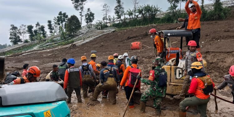 TNI Lanjutkan Evakuasi Korban Longsor Cisarua Masih Berlangsung Intensif