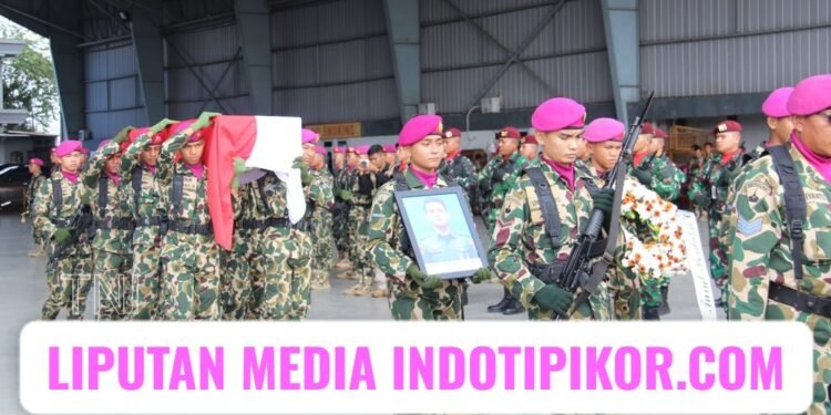 Aspers Pangkormar Brigjen TNI (Mar) Ludi Prastyono, M.Tr.Opsla., melepas jenazah almarhum Praka Marinir (Anm) Andiko Affiari Rahmat secara militer,