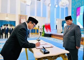 Presiden Prabowo Subianto menyaksikan pengucapan sumpah Adies Kadir sebagai Hakim Konstitusi di Istana Negara, Jakarta,
