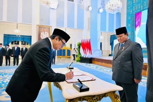 Presiden Prabowo Subianto menyaksikan pengucapan sumpah Adies Kadir sebagai Hakim Konstitusi di Istana Negara, Jakarta,