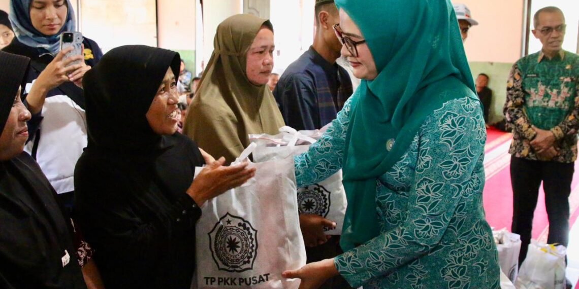 Staf Ahli TP PKK Pusat Yane Ardian Serahkan Bantuan untuk Korban Bencana di Kabupaten Agam