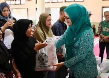 Staf Ahli TP PKK Pusat Yane Ardian Serahkan Bantuan untuk Korban Bencana di Kabupaten Agam