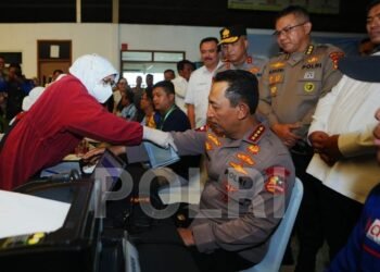 Kapolri, Jenderal Polisi Drs. Listyo Sigit Prabowo, M.Si., turut mendonorkan darah saat menghadiri peringatan HUT ke-53 Konfederasi Serikat Pekerja Seluruh Indonesia (KSPSI)