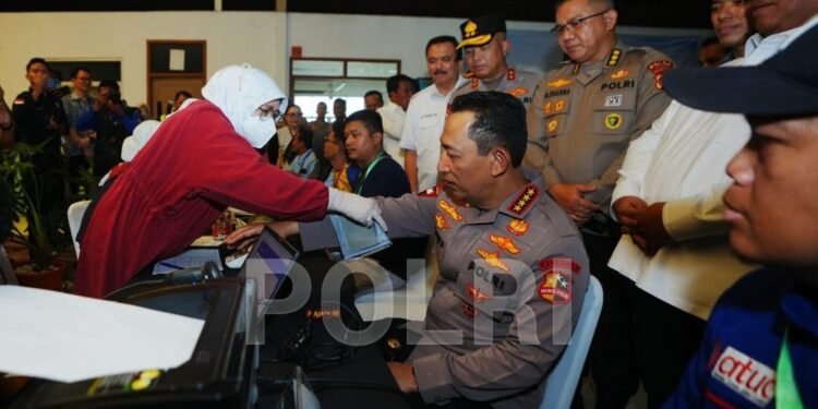 Kapolri, Jenderal Polisi Drs. Listyo Sigit Prabowo, M.Si., turut mendonorkan darah saat menghadiri peringatan HUT ke-53 Konfederasi Serikat Pekerja Seluruh Indonesia (KSPSI)