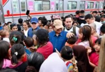 Kunjungan Mendadak Presiden Prabowo di Senen, Tangis Haru dan Harapan Warga Pecah di Bantaran Rel