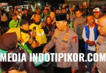 Tidak ada jarak antara pimpinan Polri dan masyarakat yang dilayaninya. Pemandangan hangat ini tersaji di Kedai Ado Presisi,