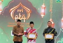 Kementerian Sosial Republik Indonesia melalui Sentra Wyata Guna Bandung menyerahkan 30 mushaf Al-Qur’an Braille kepada peserta sensorik netra