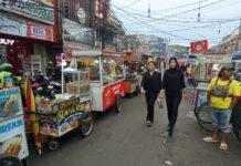 BERBURU TAKJIL DI PASAR LAMA ADA MAKANAN JEPANG DAN KOREA