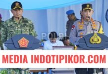 Kapolri Jenderal Polisi Drs. Listyo Sigit Prabowo, M.Si., bersama Panglima TNI Jenderal TNI H. Agus Subiyanto, S.E., M.Si., memimpin Apel Gelar Pasukan Operasi Ketupat 2026 di kawasan Monas,