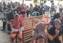 Pemerintah Desa Sukamaju, Kecamatan Baregbeg, Ciamis 940 KPM Masyarakatnya menerima bantuan berupa 20 kilogram beras dan 4 liter minyak goreng.