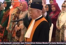 Prof. Hamdi bersumpah akan memenuhi kewajiban sebagai Ketua Muda Perdata Mahkamah Agung dengan sebaik-baiknya dan seadil-adilnya dan memegang teguh