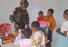 Satgas Pamtas RI PNG Kewilayahan Yonif 763/SBA Pos Aisyo Berbagi Kebahagiaan Kepada Anak-Anak Kampung Aisyo